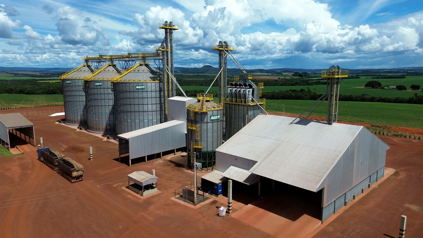 Vista aérea da unidade armazenadora com galpão de expedição