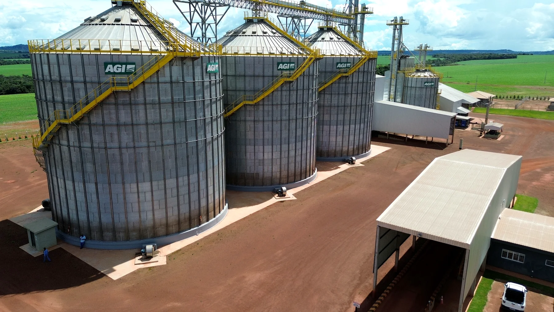 Bateria de silos com correia transportadora elevada