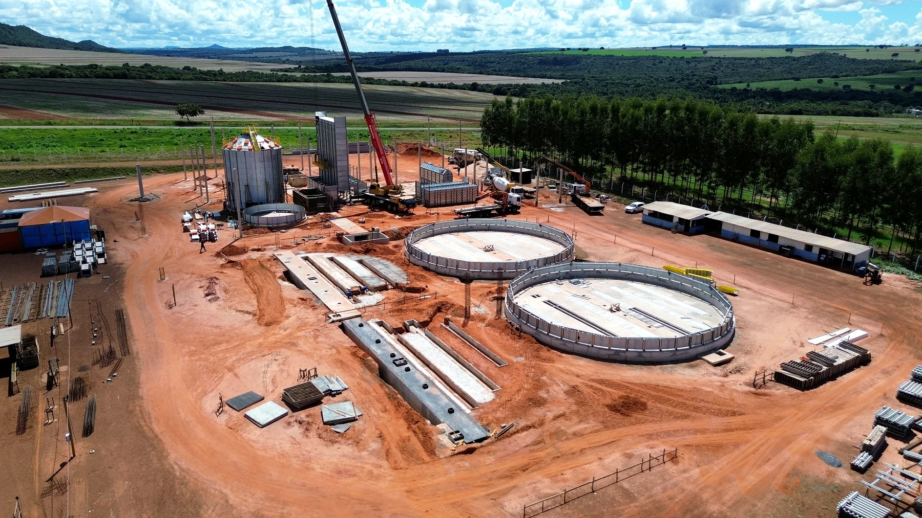 Canteiro com içamento de estrutura e concretagem de canaletas