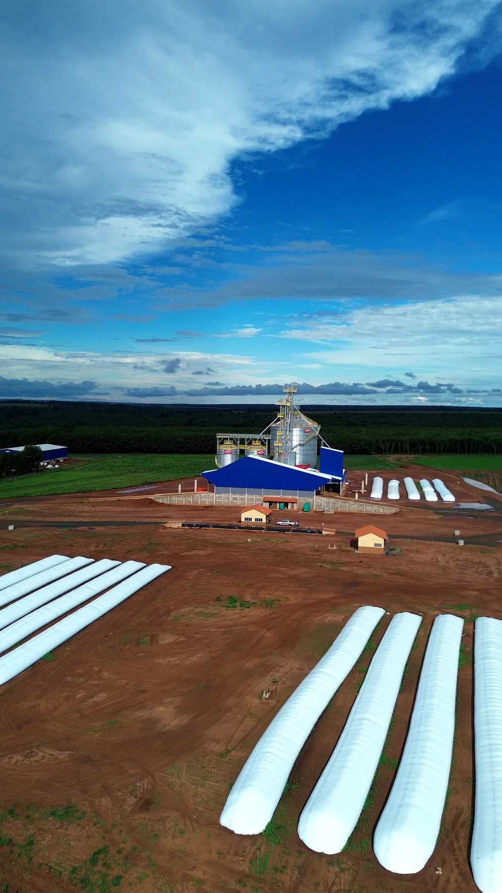 Unidade armazenadora entregue vista de cima, com galpão azul