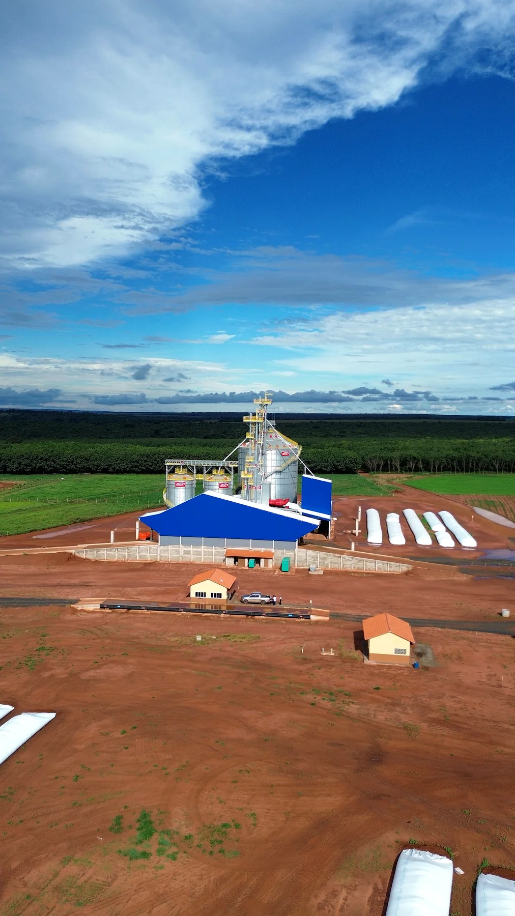 Galpão, silos e pátio de manobra da unidade armazenadora