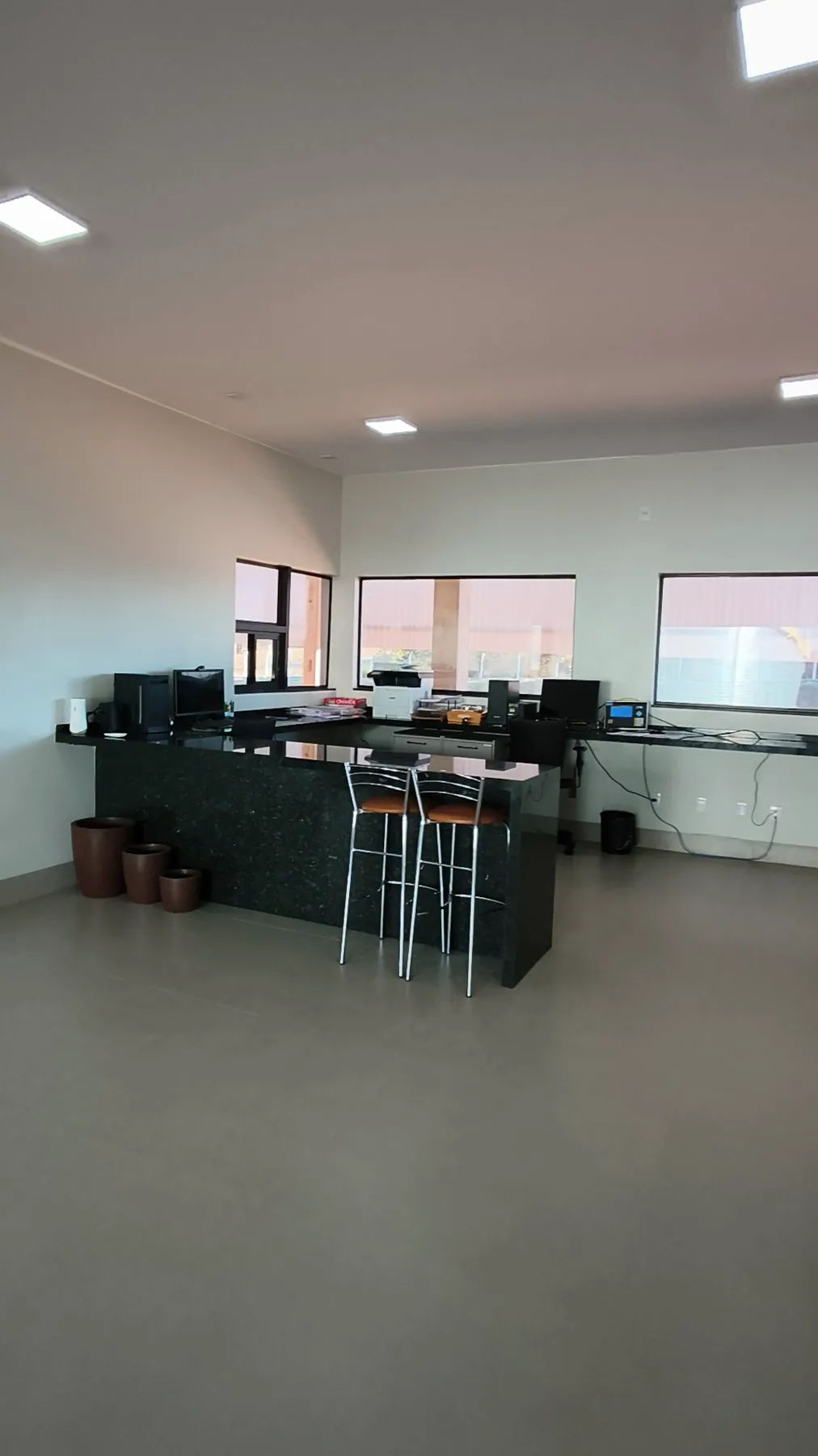 Balcão de atendimento em granito e estações de trabalho do escritório